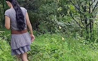 Desi bhabhi ne apane sasur ko jungal me lekar ache se chudai ki