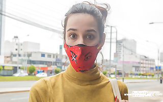 VENEZUELAN MODEL tricked into photo carry-on luggage